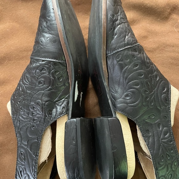 Leather sandals with Velcro closure on the outer sides. Approx 1 inch heel. - Picture 7 of 10